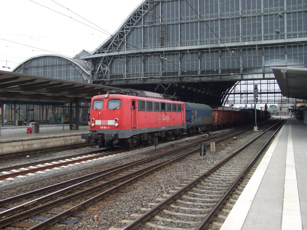 140 184-3 zieht einen Gterzug durch Bremen. 20.09.2011.