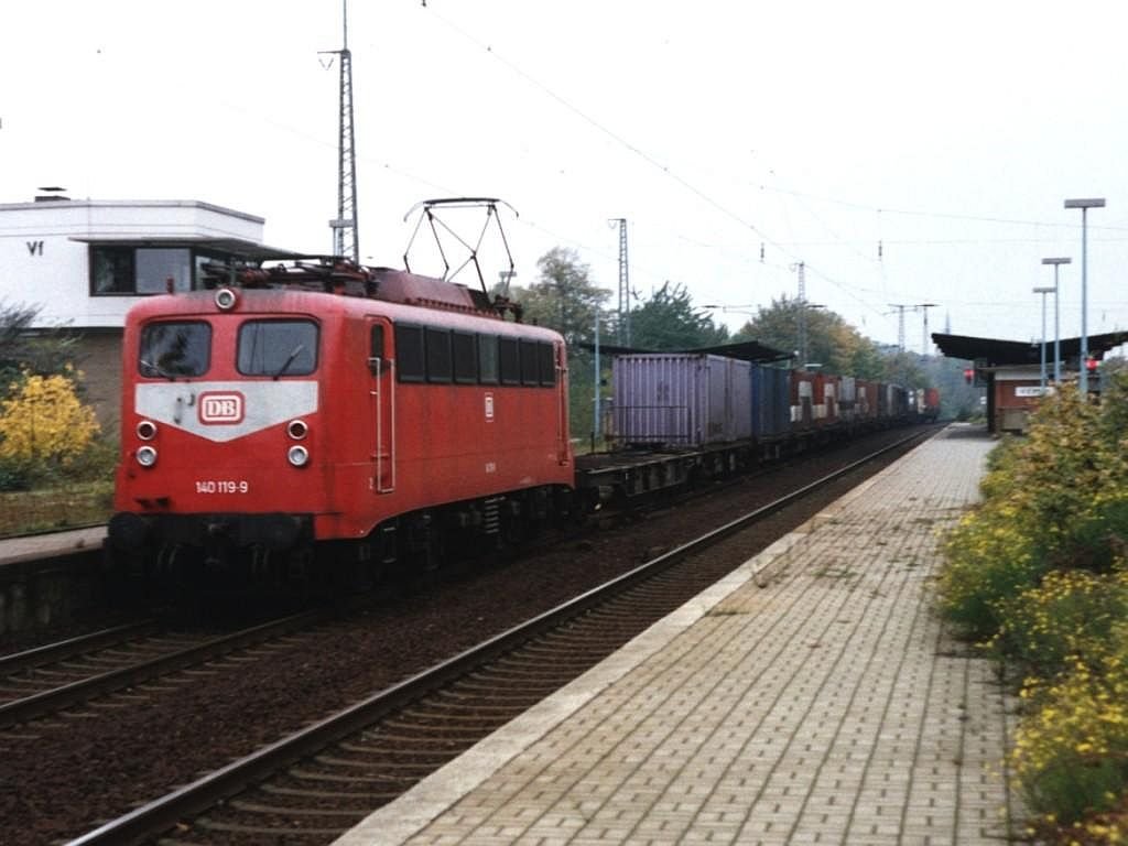 140 199-9 mit Gterzug FZ 45111 Kijfhoek (die Niederlande)-Gremberg auf Bahnhof Viersen am 21-10-1992. Bild und scan: Date Jan de Vries.