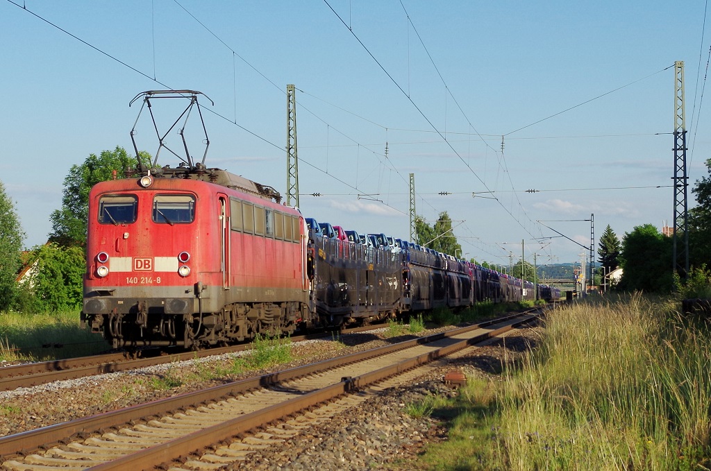 140 214 mit Autotransportwagenzug am 21.06.2013 in Neuses an der Regnitz. 