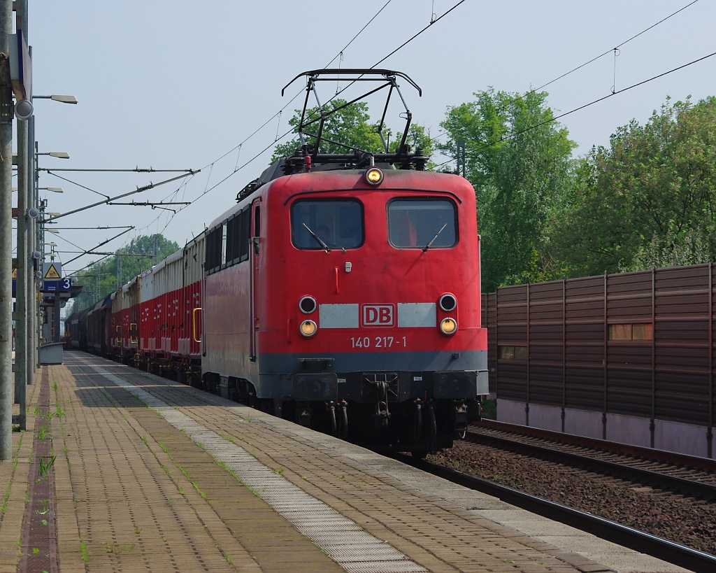 140 217-1 mit gemischtem Gterzug in Fahrtrichtung Wunstorf. Aufgenommen am 29.04.2011 in Dedensen-Gmmer.