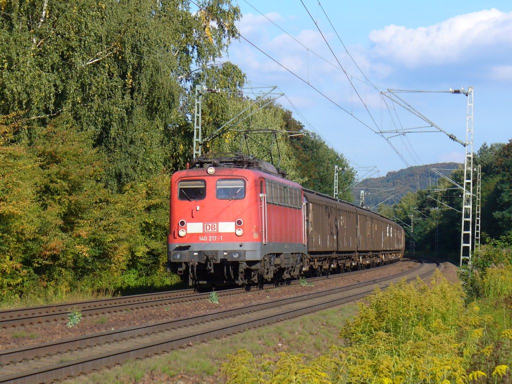 140 217-1 zieht einen Schiebewandwagenzug am 27.09.2011 durch Landstuhl

