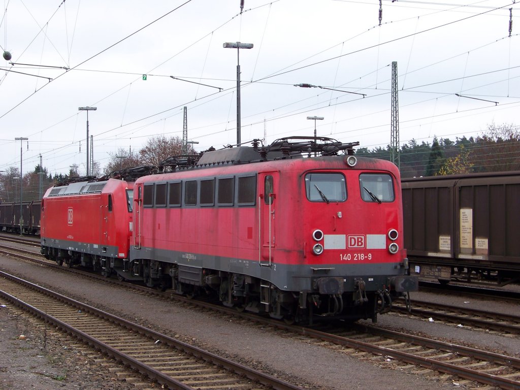140 218-9 und 185 036-5 stehen am 27.11.2011 in Einsiedlerhof