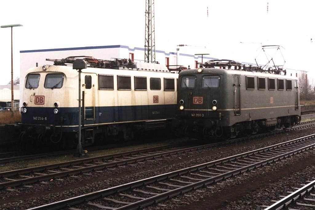 140 234-6 und 141 268-3 auf Bahnhof Rheine am 16-01-2000. Bild und scan: Date Jan de Vries.