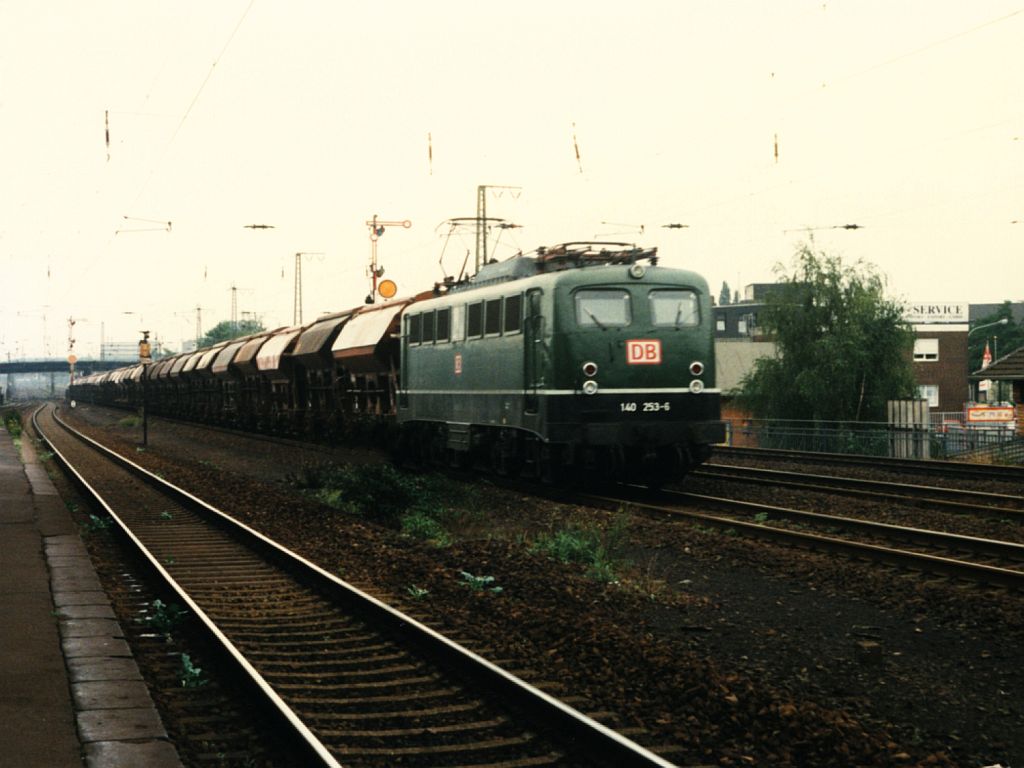 140 253-6 mit einem Gterzug auf Krefeld-Uerdingen Bahnhof am 26-8-1997. Bild und scan: Date Jan de Vries.

