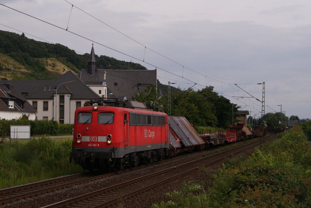140 261-9 mit einem gemischten Gterzug in Leutesdorf am 02.07.2011