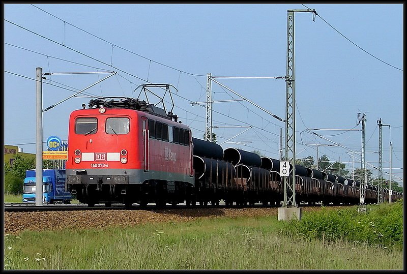 140 273-4 vor dem Rhrenzug -61343- nach Mukran, kurz vor Stralsund.  am 30.05.08 