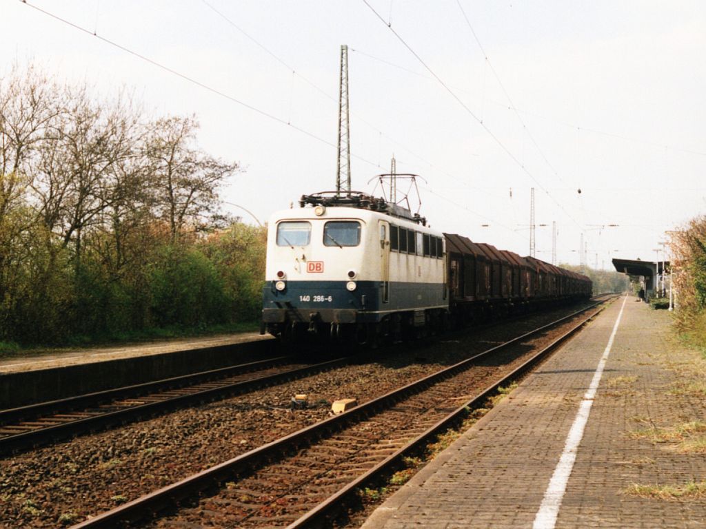 140 276-6 mit einem Gterzug auf Bahnhof Lengerich am 23-4-2001. Bild und scan: Date Jan de Vries.