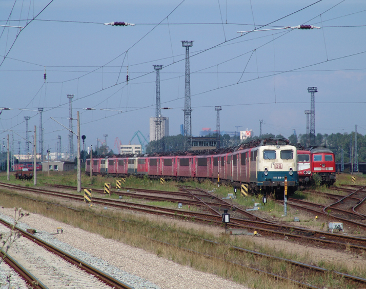 140 318-7 abgestellt in Hhe Haltepunkt Rostock-Toitenwinkel.(15.08.05)