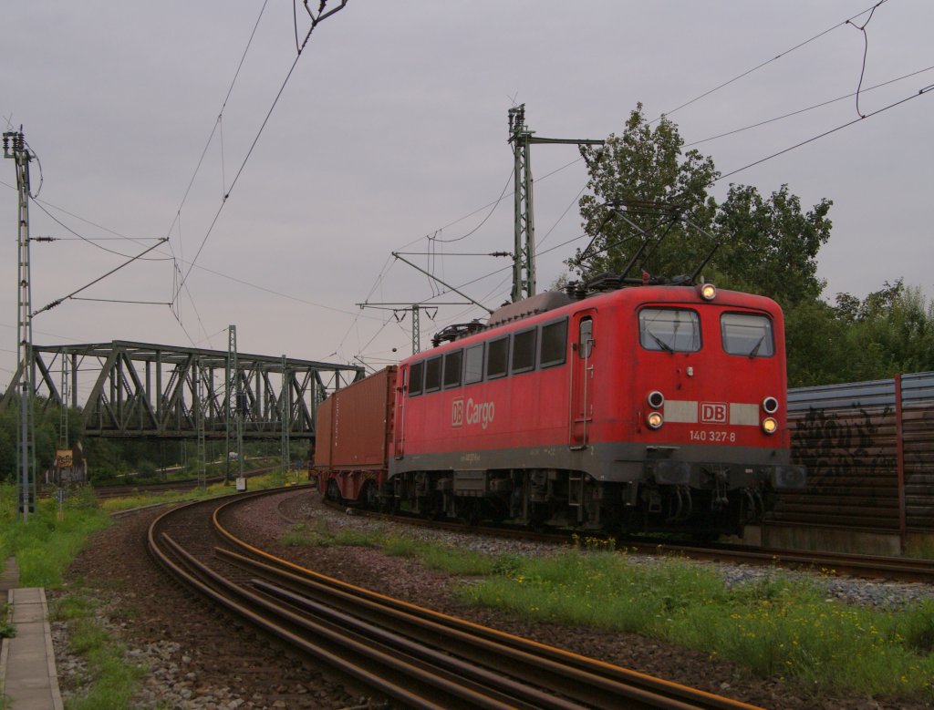 140 327-8 fhrt mit einem Containerzug in den Hamburger Hafen...Veddel (Ballinstadt) am 18.08.2011