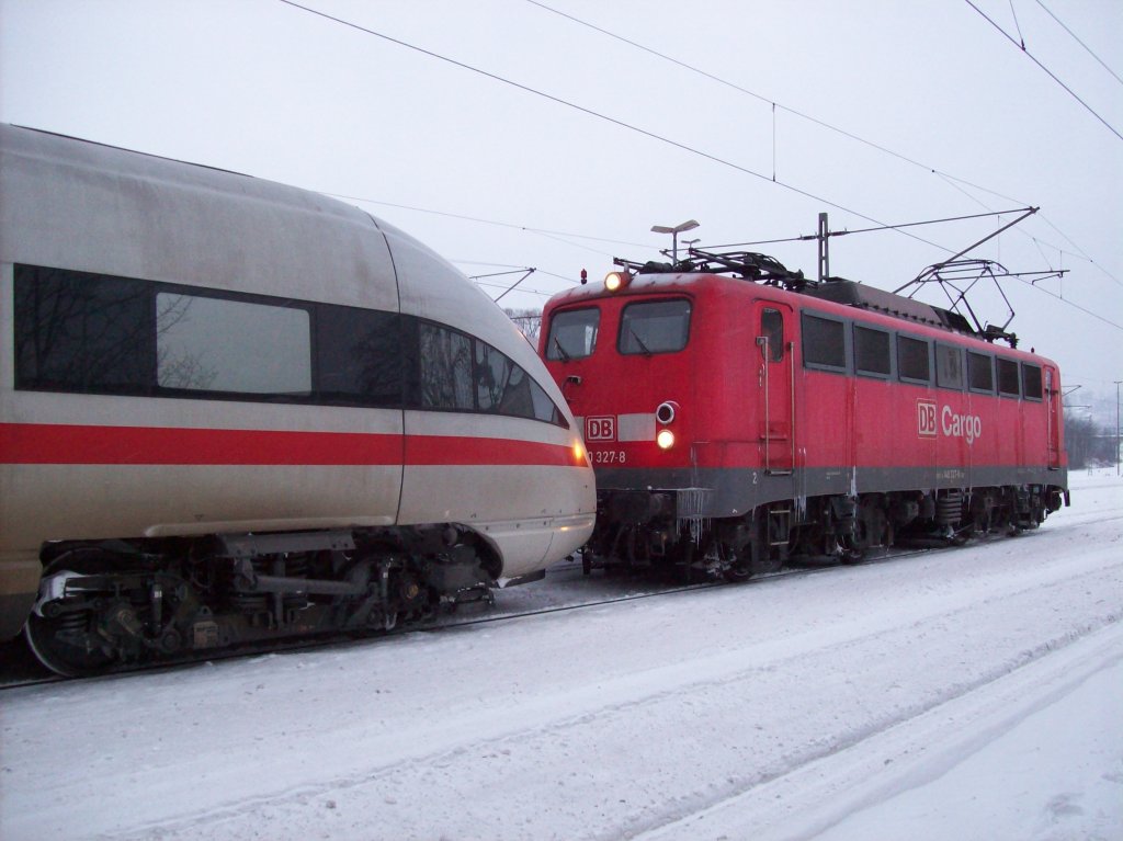 140 327-8 muss am 11.02.10 einen ICE Richtung Saalfeld ziehen. Das Schneechaos war an diesem Tag extrem.