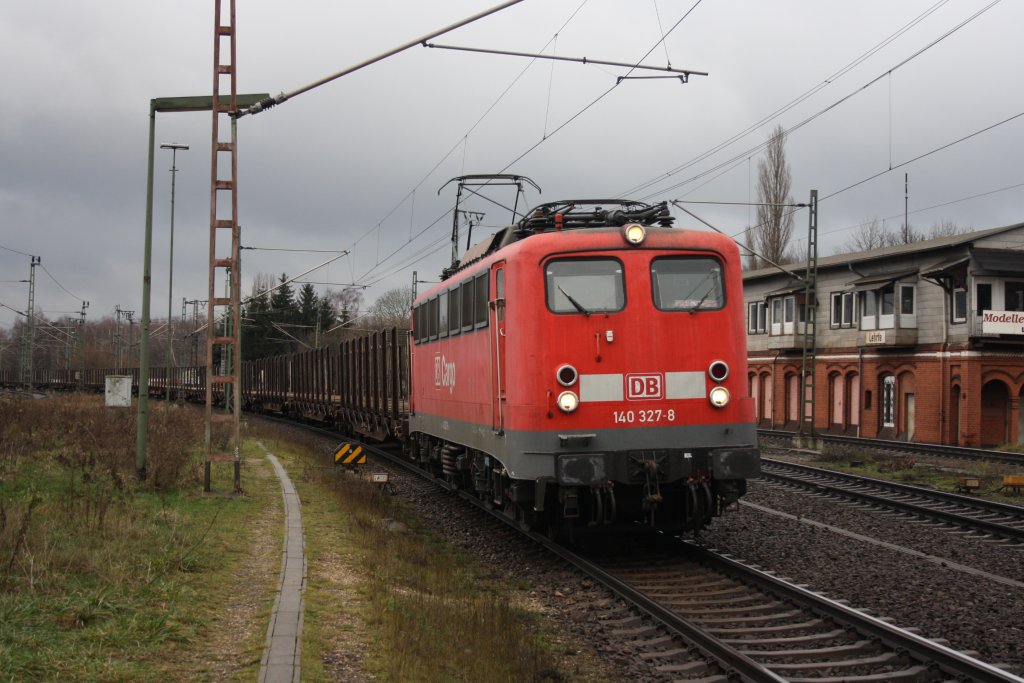 140 327 mit einem gemischeten Gterug am 12.12.2009 in Lehrte