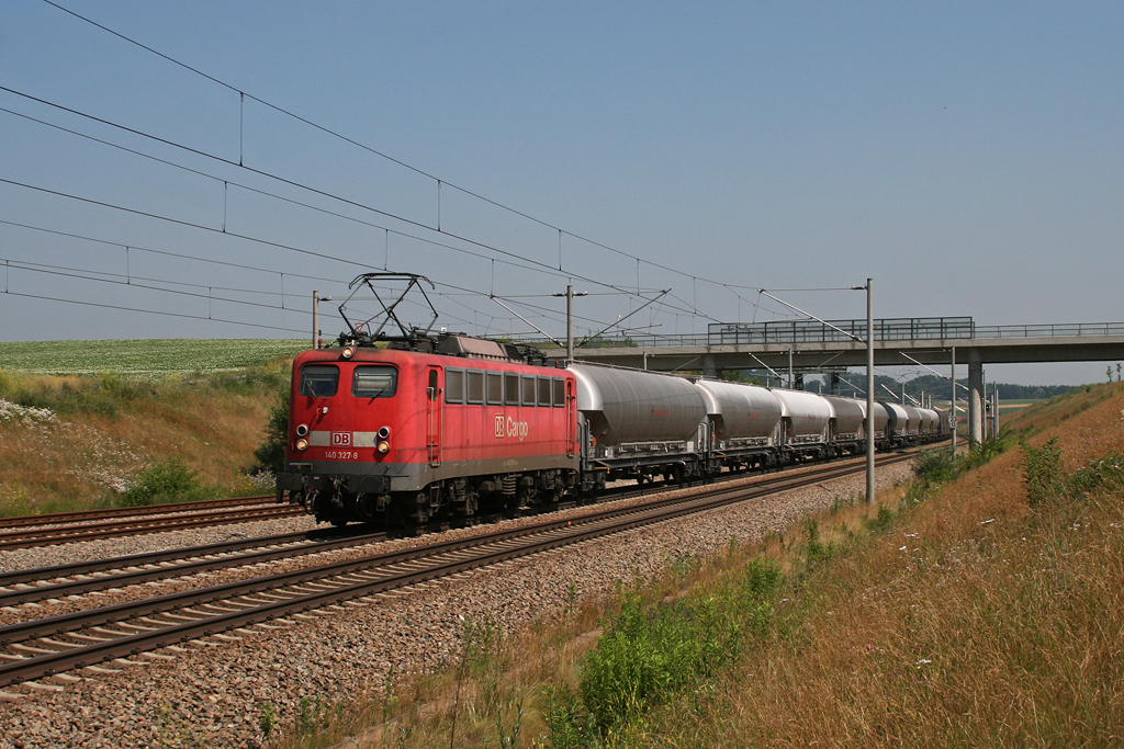 140 327 mit einem Gterzug am 03.07.2010 bei Hebertshausen.