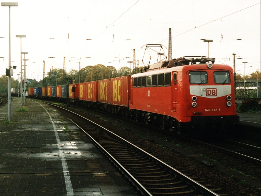 140 332-8 mit einem Gterzug auf Wanne-Eickel Hauptbahnhof am 28-10-2000. Bild und scan: Date Jan de Vries.