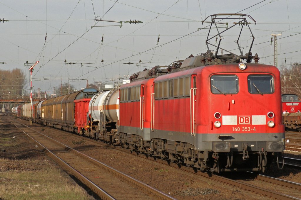 140 353 und 140 539 fhrten am 3.3.10 mit einem Gz durch Dsseldorf-Rath