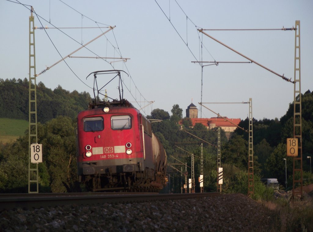 140 353-4 ist am 28. Juni 2011 im letzten Abendlicht mit einem Kesselwagenzug bei Kronach unterwegs.