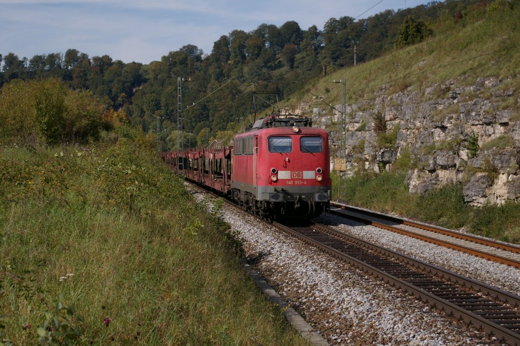 140 353-4 fhrt am 22.09.2010 bei Hagenacker durchs Altmhltal in Richtung Ingolstadt.