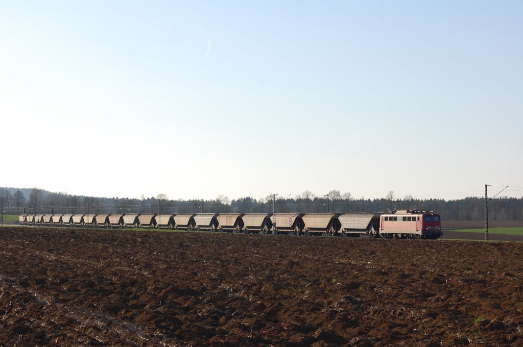 140 353 mit Getreidezug am 02.04.2011 bei Seubersdorf