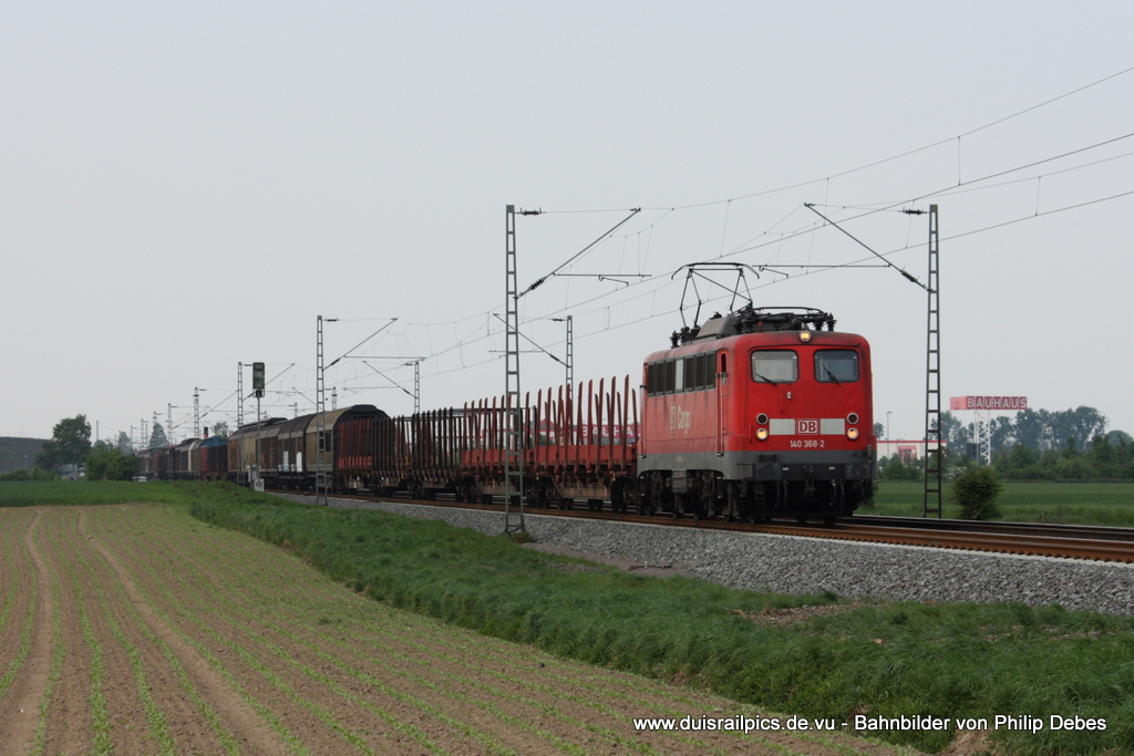 140 368-2 (DB Cargo) fhrt am 30. April 2011 um 14:43 Uhr mit einem Gterzug durch Neuss Allerheiligen