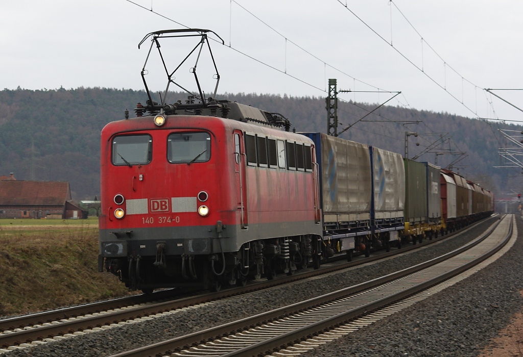 140 374-0 mit Gz in Fahrtrichtung Norden. Aufgenommen am 11.03.2011 zwischen Mecklar und Friedlos.