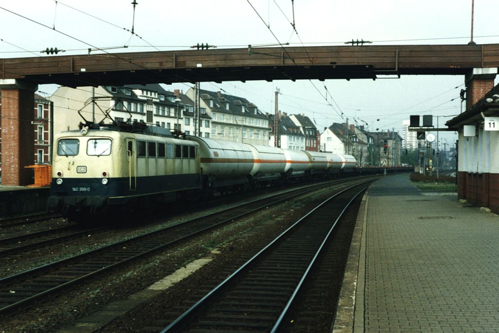 140 388-0 mit eine Gterzug auf Osnabrck Hauptbahnhof (erste Stock) am 14-04-1993. Bild und scan: Date Jan de Vries.