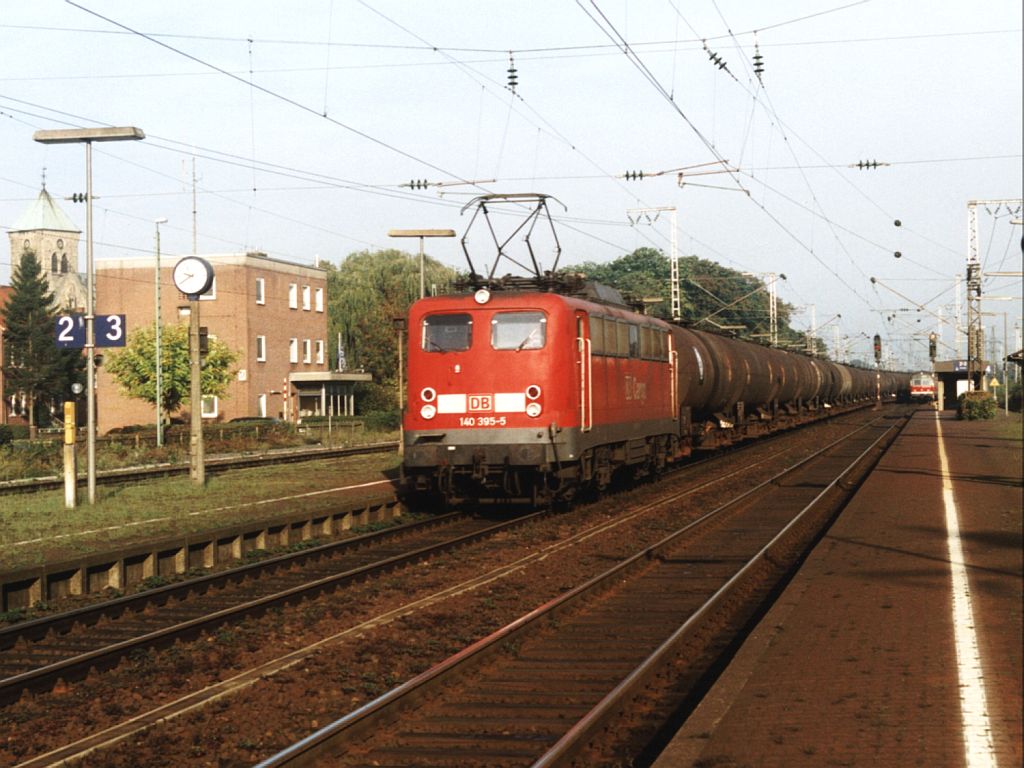 140 395-5 mit eine Gterzug auf Bahnhof Salzbergen am 28-9-2001. Bild und scan: Date Jan de Vries.