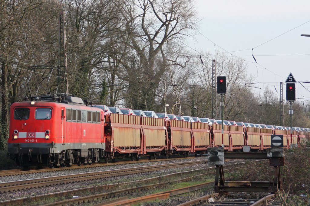 140 401-1 mit einem sehr langem Autozug am 25.3.11 in Ratingen-Lintorf