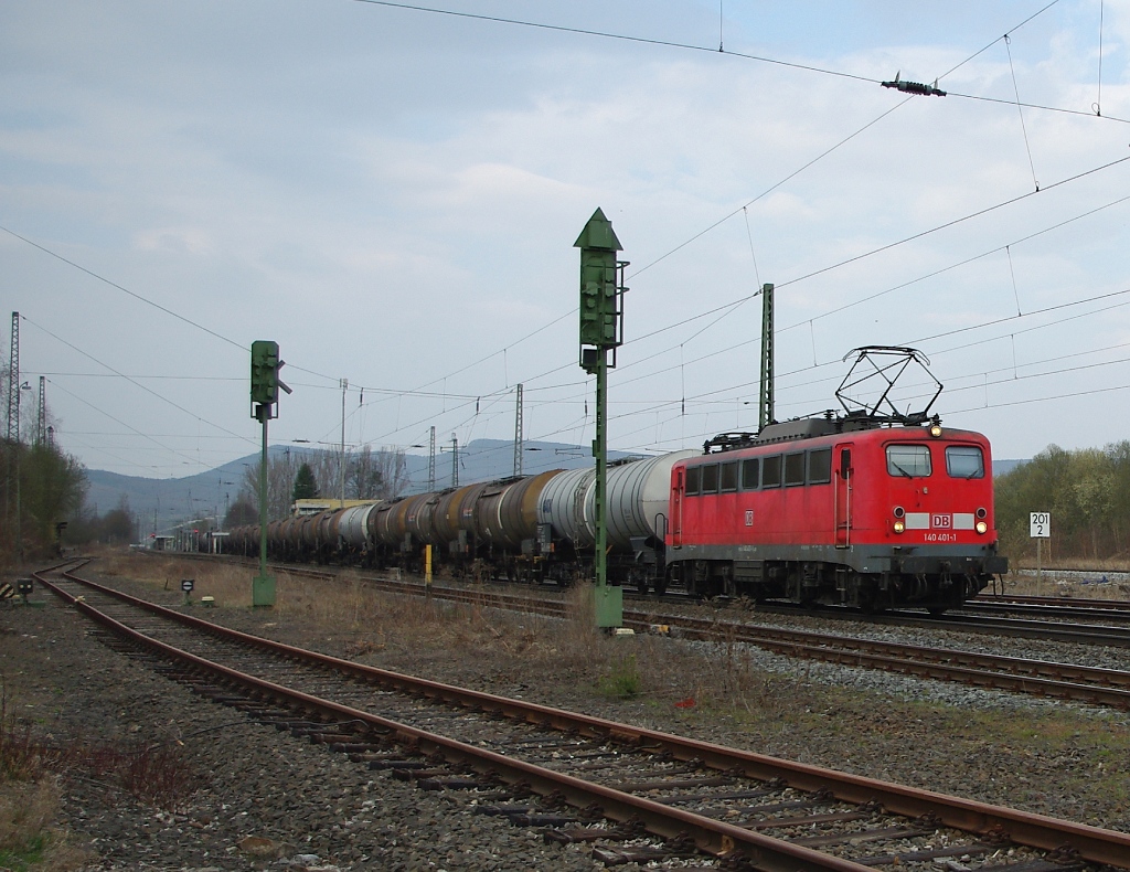 140 401-1 mit Kesselwagenzug in Fahrtrichtung Sden. Aufgenommen am 30.03.2011 in Eschwege West.