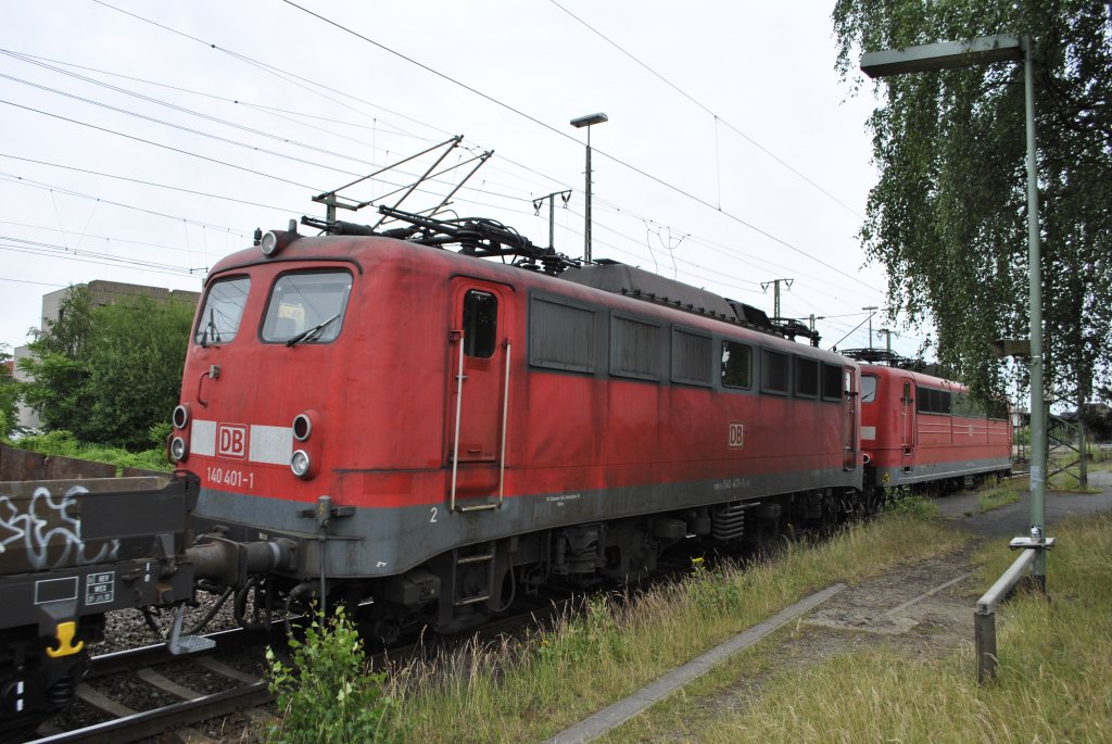 140 401-1, wird  (in Lehrte) von einer 151 als Vorpann am 17.06.2011 geschleppt.