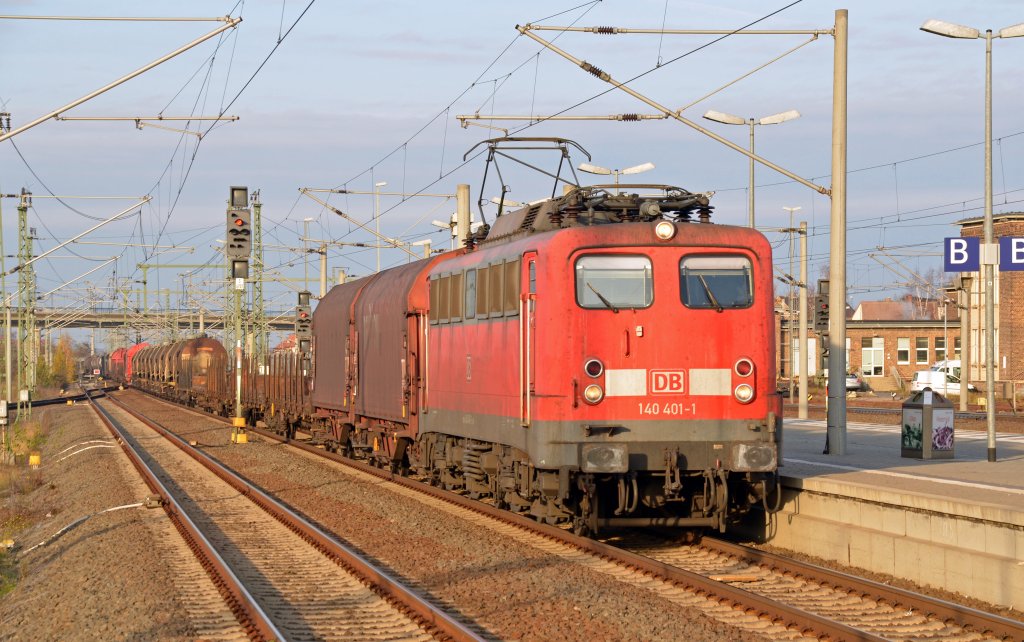 140 401 zog am 20.11.11 einen gemischten Gterzug durch Bitterfeld Richtung Halle/Leipzig.