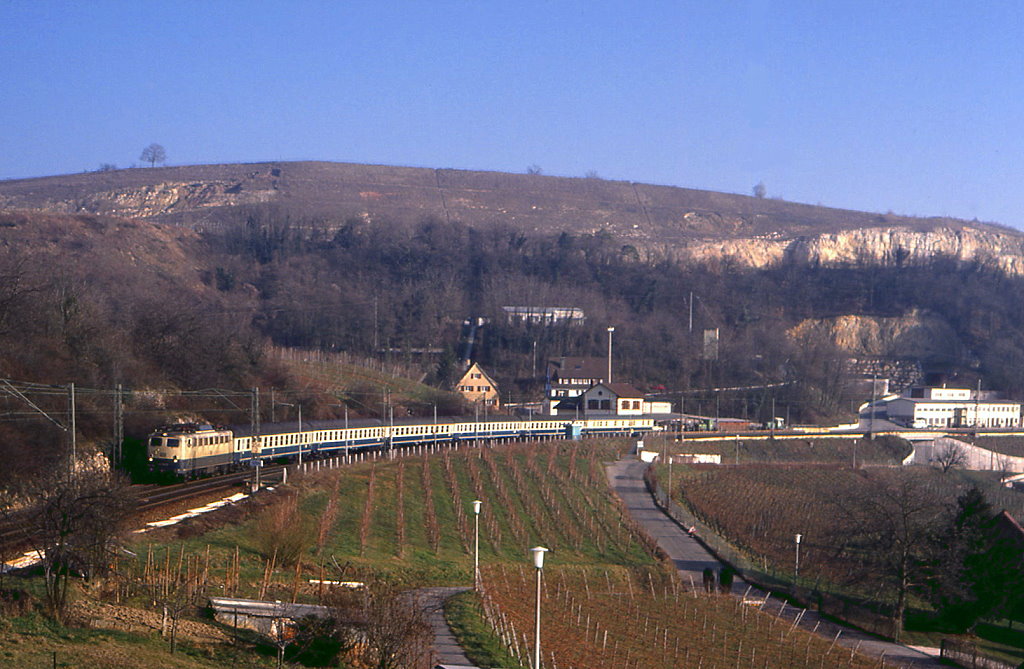140 405 passiert den Bahnhof Istein nordwrts, 25.01.1989.