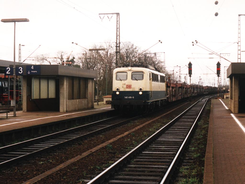 140 416-9 mit einem Gterzug auf Bahnhof Salzbergen am 9-12-2000. Bild und scan: Date Jan de Vries.