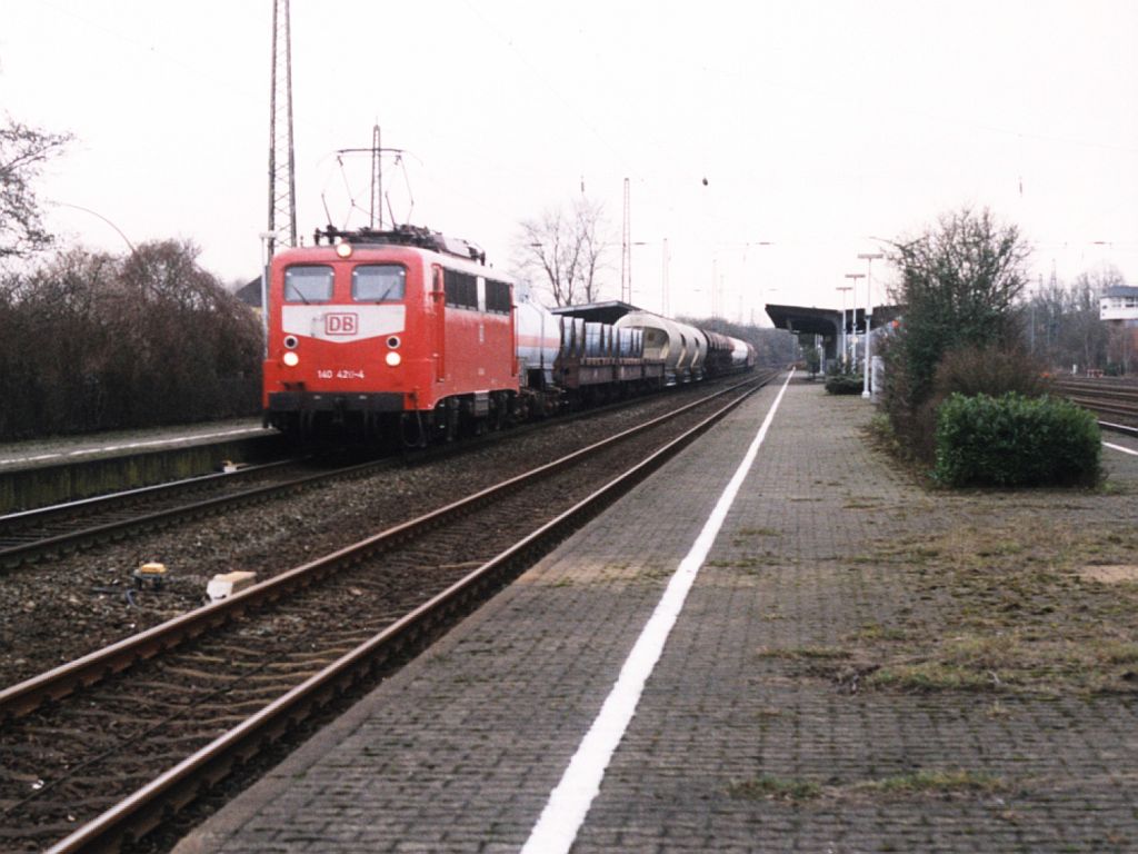 140 420-4 mit einem Gterzug in die Richtung Mnster auf Bahnhof Lengerich am 8-1-2000. Bild und scan: Date Jan de Vries.