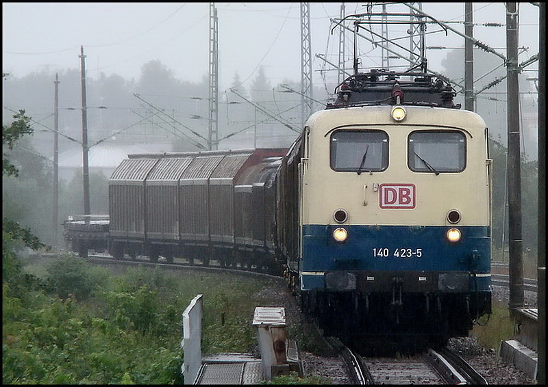 140 423-5 am 45504 nach Mukran. (leider bei lausigstem Wetter) Stralsund am 23.07.11