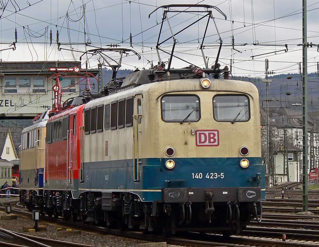 140 423-5 mit 111 111 und E10 1239 am Haken in Koblenz L�tzel am 03.04.2010