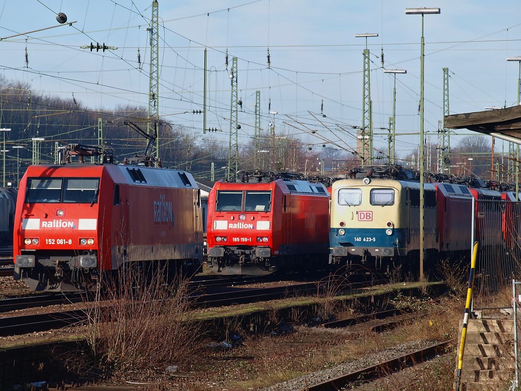 140 423-5 stand am 09.02.2011 ganz vorne in der Sonne in einer Reihe abgestellter Lok`s in Aachen West. Also schnell ein Bild gescho�en, bevor 152 061-8 vor 185 159-1 auf dem Nachbargleis abgestellt wird und die letzte Ozeanblau-Beige 140er der Deutschen Bahn im Schatten steht.