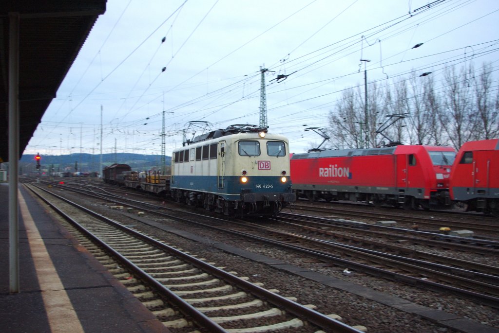 140 423-5 verlsst mit einem Gterzug den Gbf Bebra. Aufgenommen am 27.12.2009.