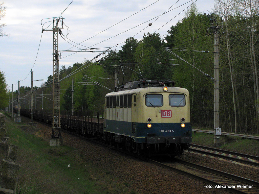 140 423-5 (vermutlich mit 45426 (Cottbus - Seddin)) rauschte am 27.04.  auch um die Ecke und die Freude RIESIG (nachdem 2 Stunden vorher bereits 140 024 vorbei kam). Farbenfroh war das Ende der alten Gleise aufjedenfall!