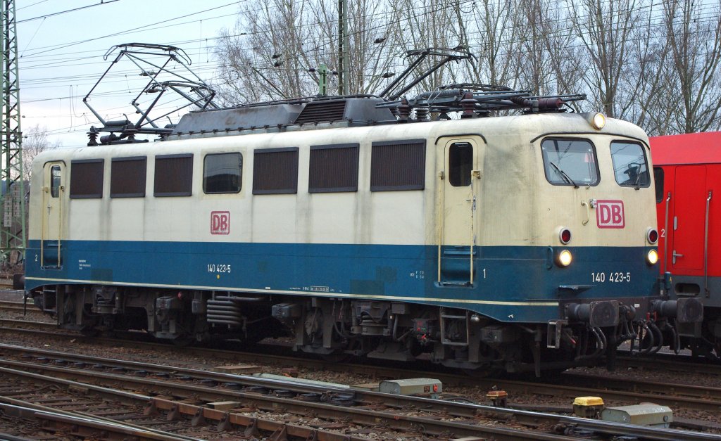 140 423-5 zeigt sich beim umsetzen aus dem Bw in den Gbf in voller Pracht. Aufgenommen am 27.12.2009.