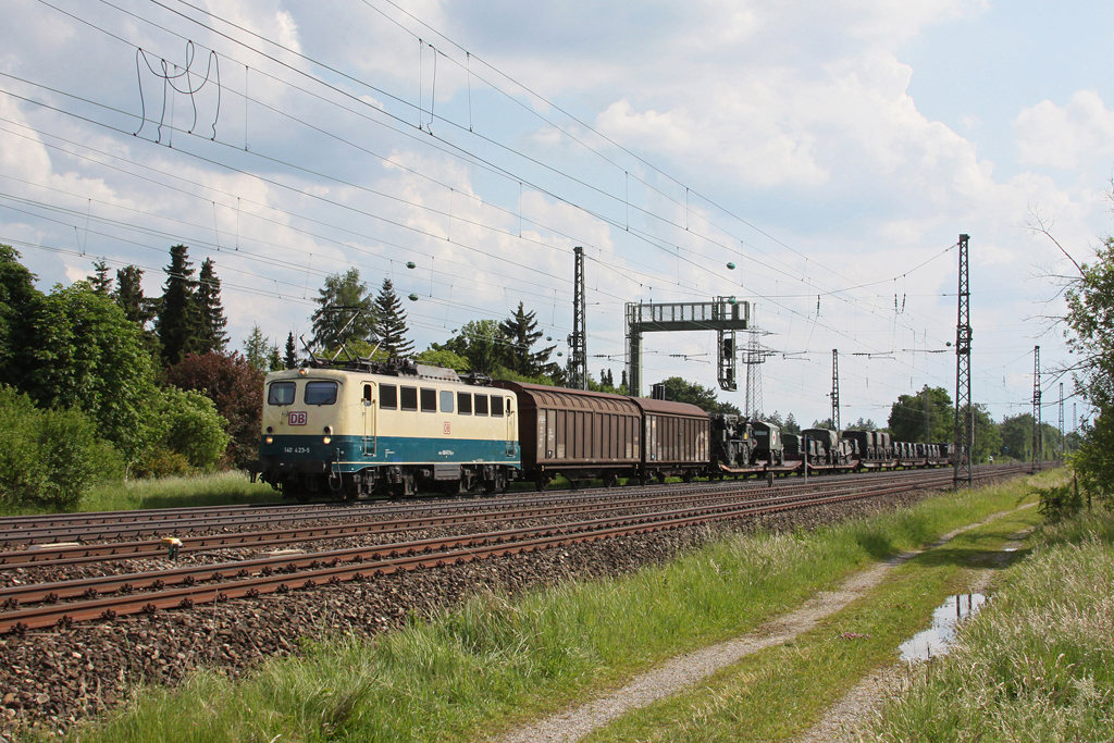140 423 hatte gestern die besondere Aufgabe, einen Milit�rzug von Mittenwald nach M�nchen S�d zu ziehen. Das Bild zeigt ihn bei M�nchen-Westkreuz. Sch�ne Gr��e an den Lokf�hrer! 20.05.2011.