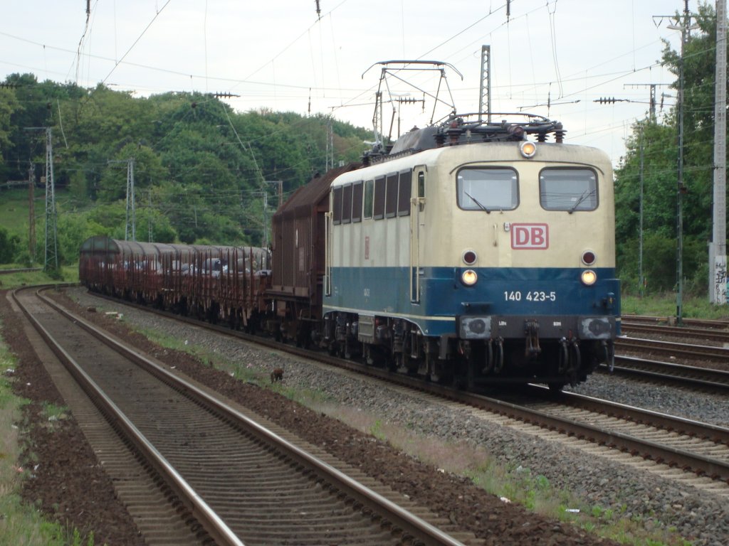 140 423 Komt mit einen stahlzug durch k�ln west richtung s�den am 08.mai