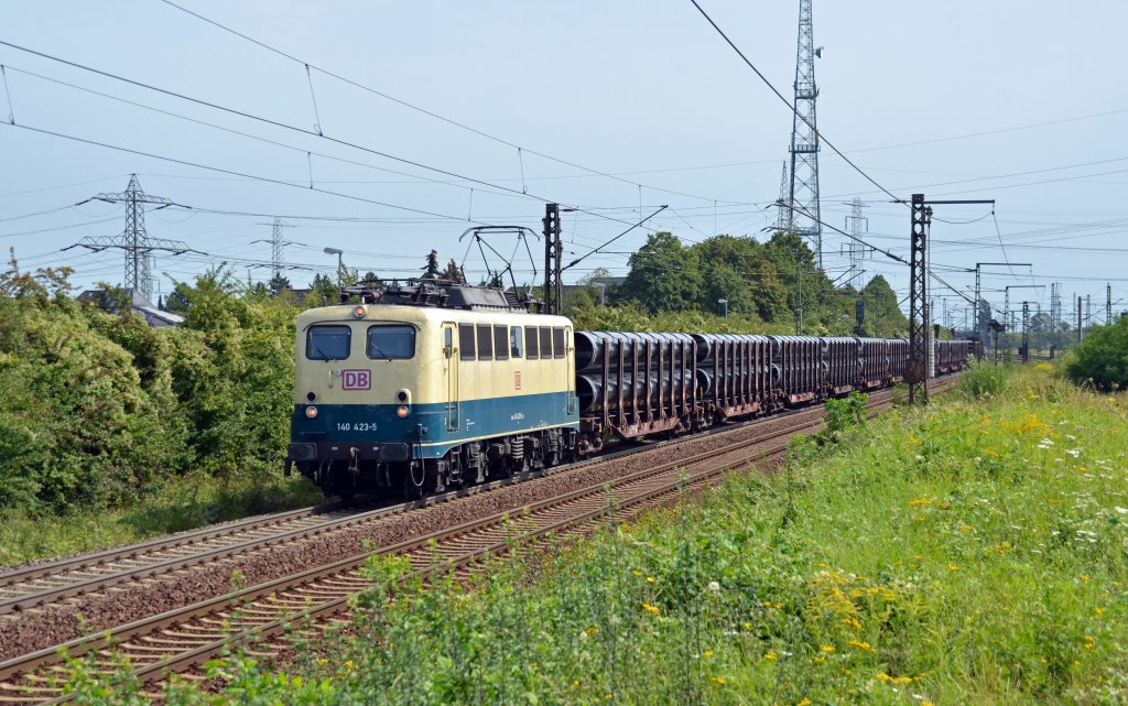 140 423 rollte am 23.08.11 mit einem Rhrenzug durch Ahlten Richtung Hannover.
