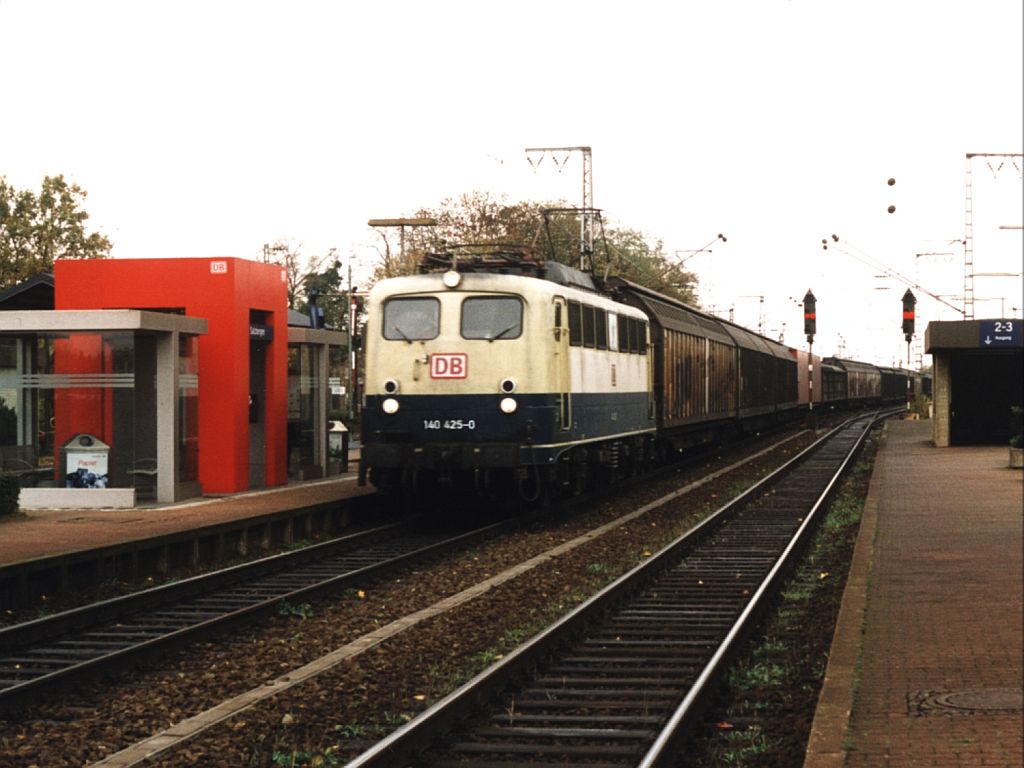 140 425-0 mit Gterzug auf Bahnhof Salzbergen am 06-11-1999. Bild und scan: Date Jan de Vries.
