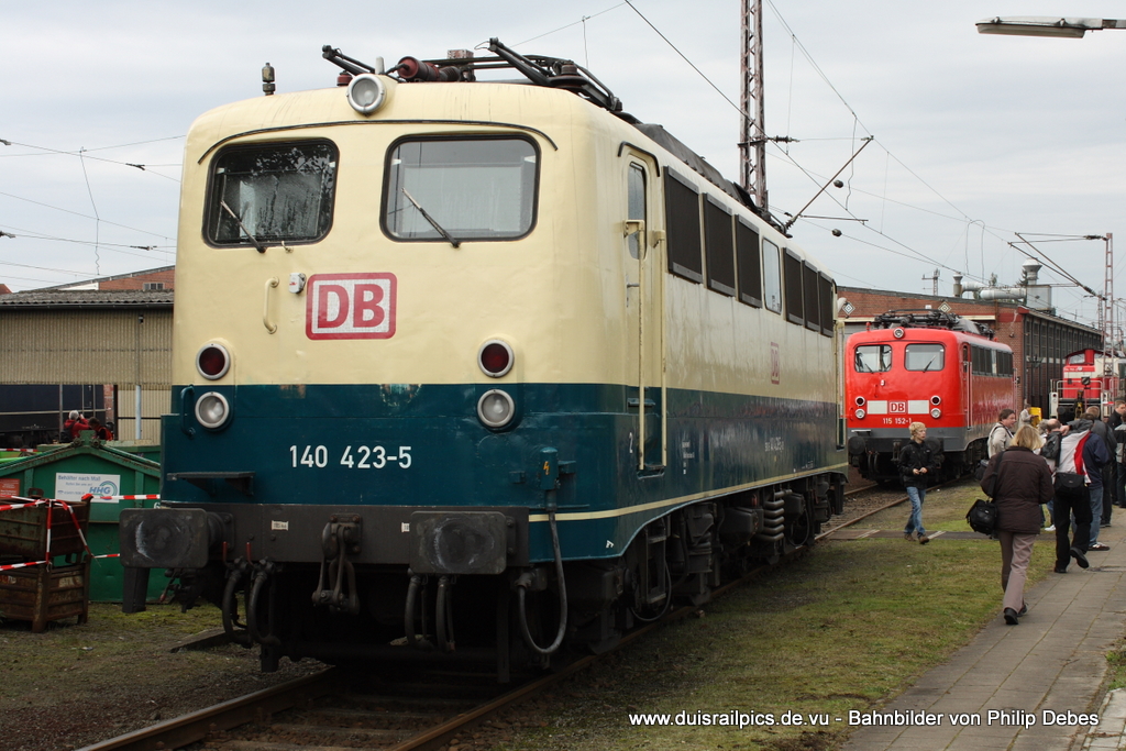 140 432-5 (DB) und  115 152-1 (DB) - im Hintergrund - stehen am 19. September 2010 im Betriebswerk Osnabrck (Doppeljubilum: 125 Jahre Betriebswerk Osnabrck und 175 Jahre Eisenbahn in Deutschland)
