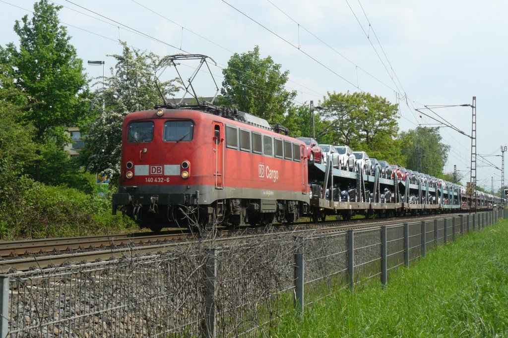 140 432-6 mit einem Autotransportzug am B  Annabergerstrasse  in Friesdorf. 29.4.2011