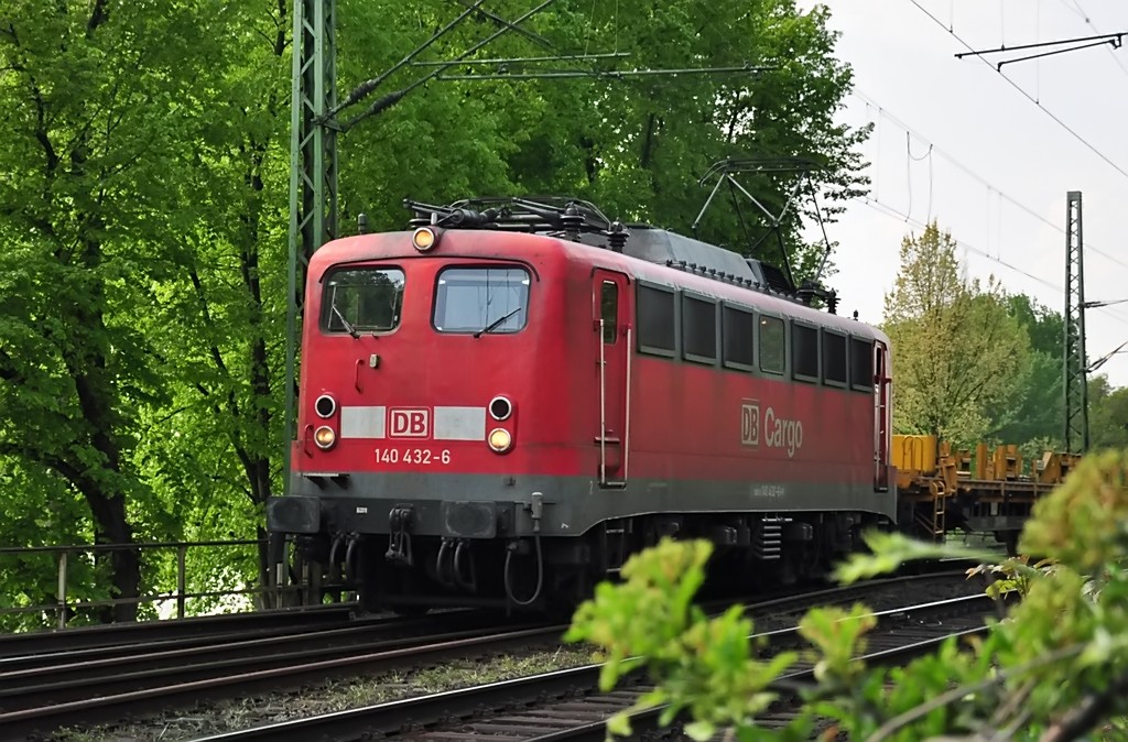 140 432-6 mit Flachwagen unterwegs gen Sden bei Bonn-Oberkassel - 21.04.2011