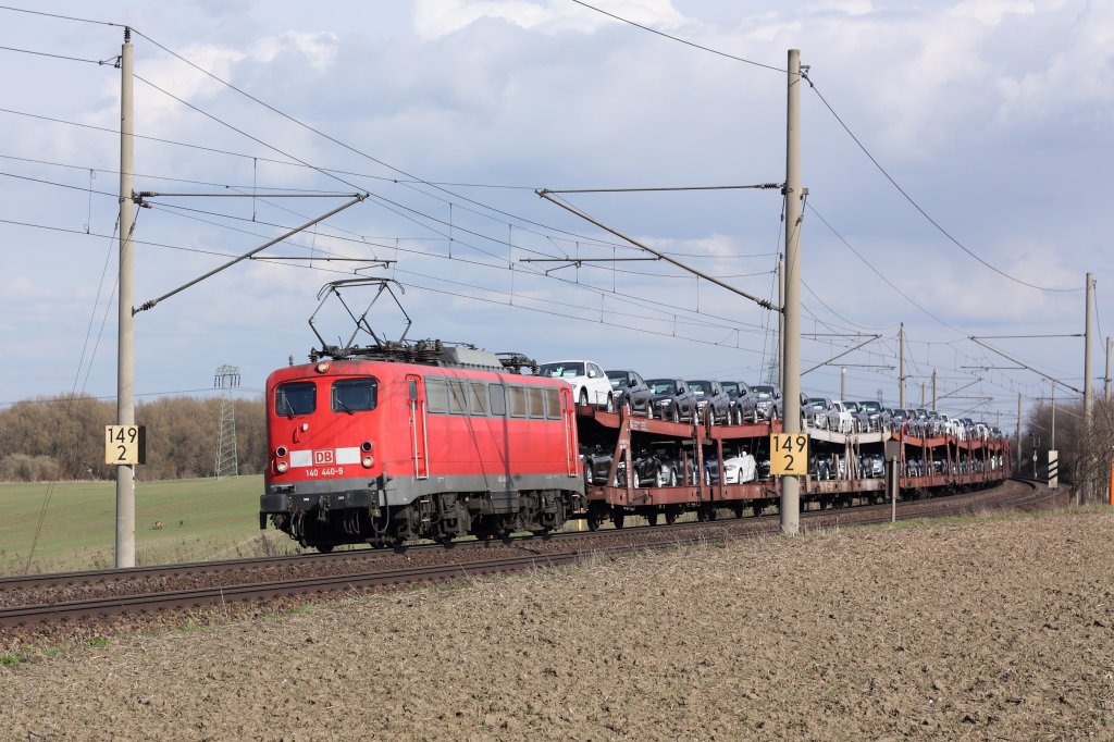 140 440-9 fhrt mit einem Ganzzug Autotransportwagen in Richtung Braunschweig. Fotografiert am 01.04.2010 zwischen Magdeburg und Niederndodeleben unterhalb der Autobahnbrcke der A14. 