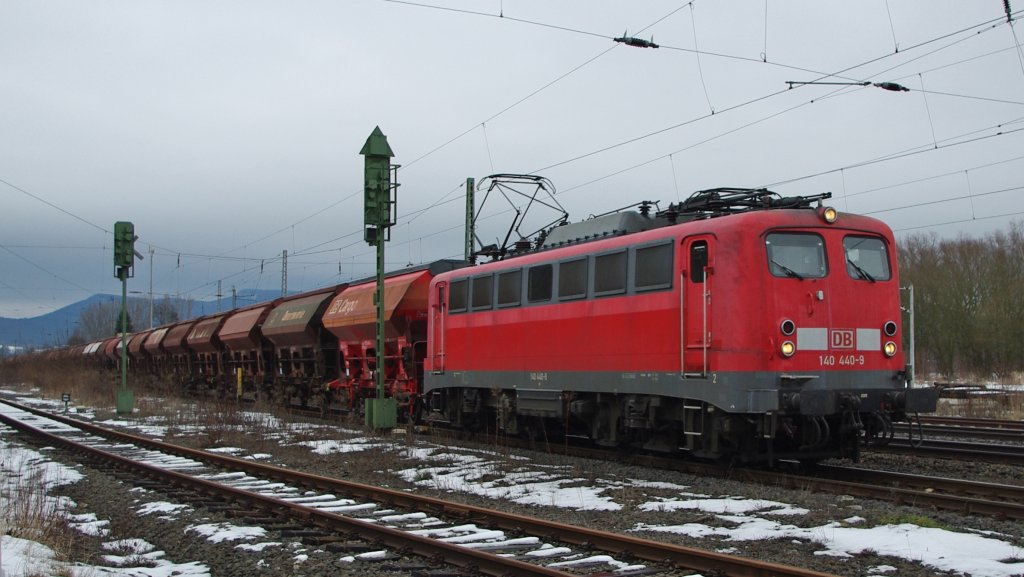 140 440-9 mit einem leeren Kali-Zug in Fahrtrichtung S�den durch Eschwege West. Aufgenommen am 22.02.2010.