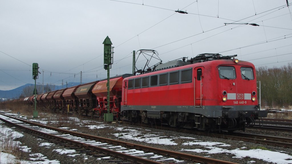 140 440-9 mit einem leeren Kali-Zug in Fahrtrichtung Sden durch Eschwege West. Aufgenommen am 22.02.2010.