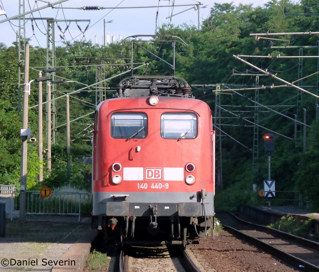 140 440 bei der einfahrt mit ihrem Gterzug in Dresden Cotta.
17.06.11
