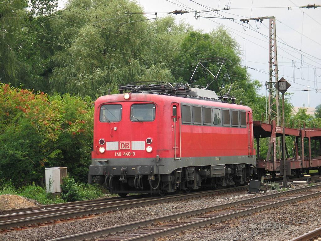 140 440 fuhr am 04.08.2010 mit einem Autozug durch Kreiensen.